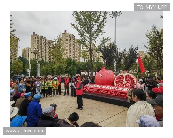 车手途经彝族古镇，民族特色表演引围观